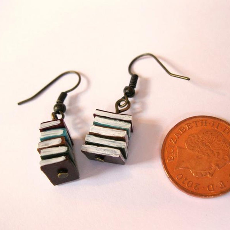 Boucles D'oreilles De Pile De Livres