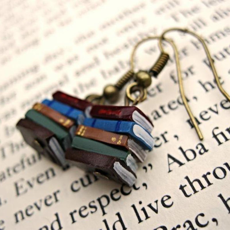 Boucles D'oreilles De Pile De Livres