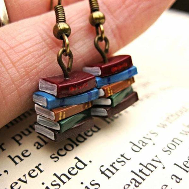 Boucles D'oreilles De Pile De Livres