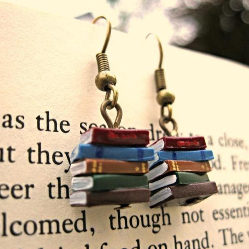 Boucles D'oreilles De Pile De Livres