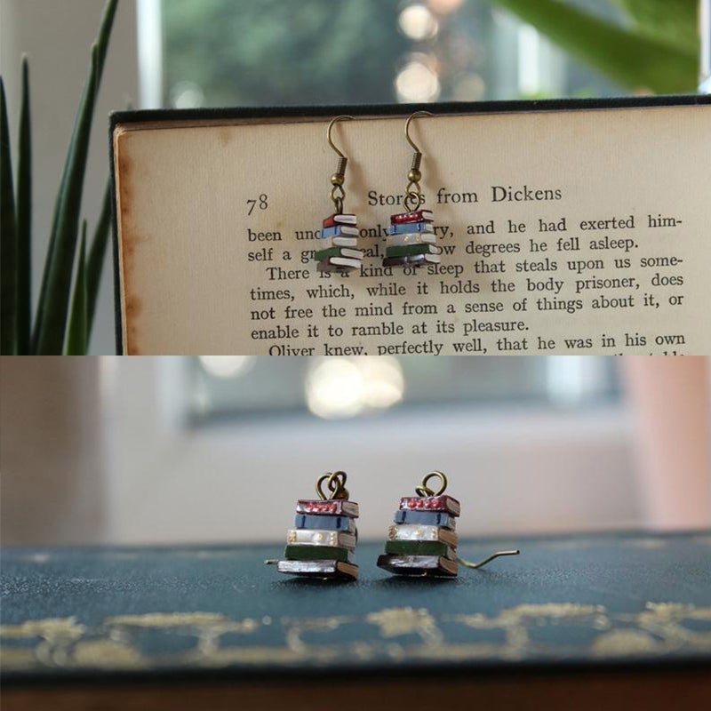 Boucles D'oreilles De Pile De Livres