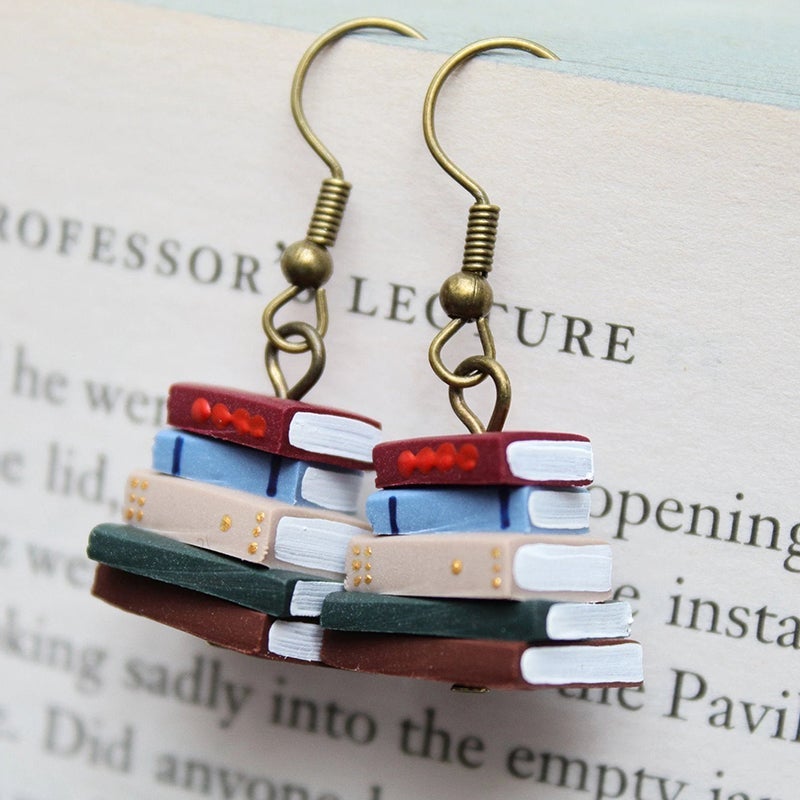 Boucles D'oreilles De Pile De Livres